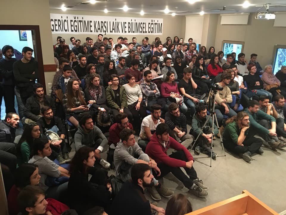 İzmir'deki evrim paneline gençlerden yoğun ilgi