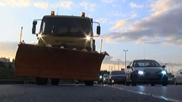 İstanbul'da kar küreme araçları yollara indi