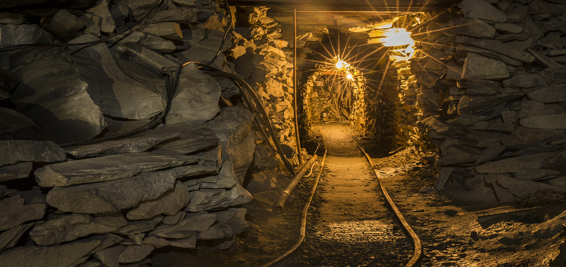 Maden işçileri ücretlerini düzenli alamadıkları gerekçesiyle iş durdurdu