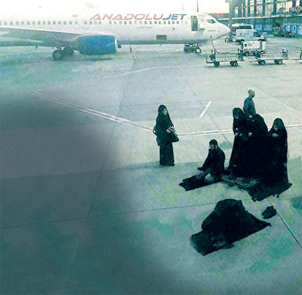 Apronda namaz kılıp uçağı beklettiler!