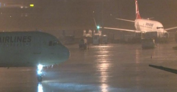 İstanbul'da şiddetli yağış hava trafiğini vurdu: Uçaklar havada tur atıyor