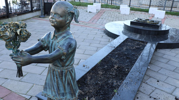 'Atatürk'e çiçek veren kız' heykelindeki kömürler çalındı