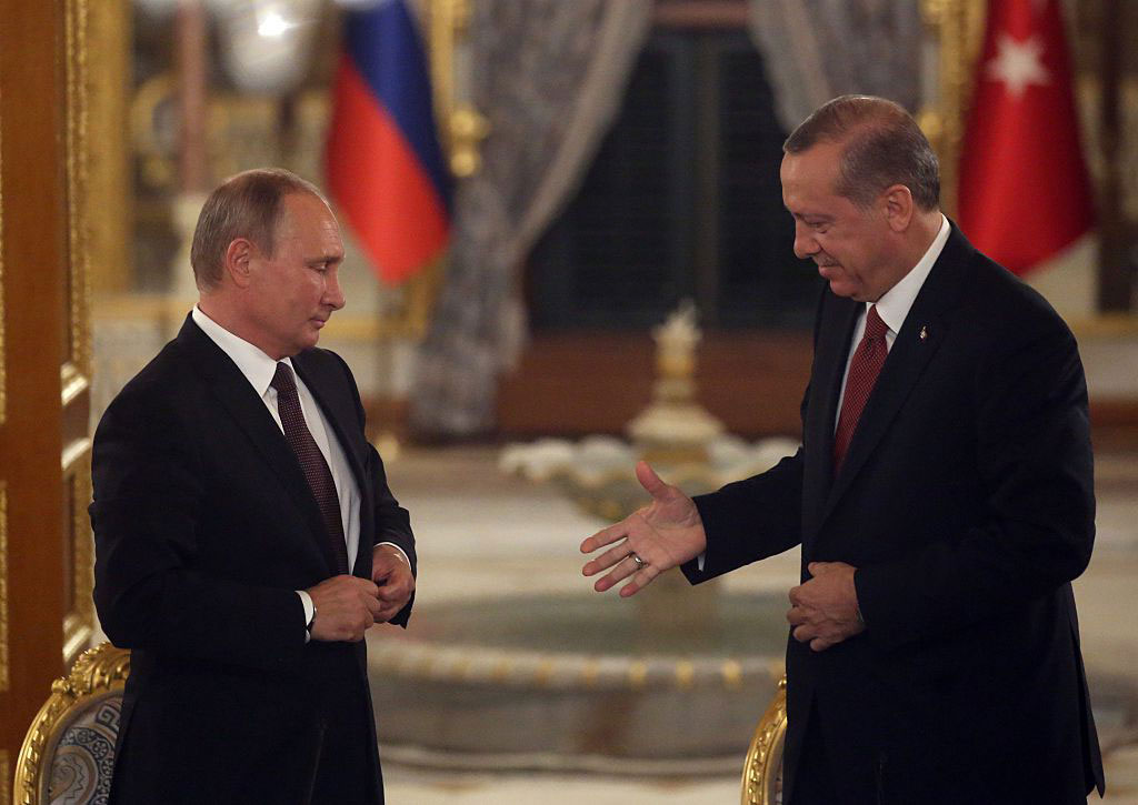 İstanbul'daki 4'lü zirveyi bir de böyle dinleyin: Erdoğan, Putin'i kolundan tutup...