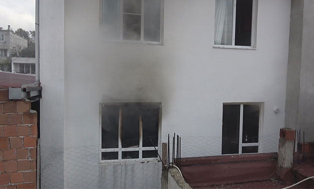Ev sahibine kızdı evi ateşe verdi