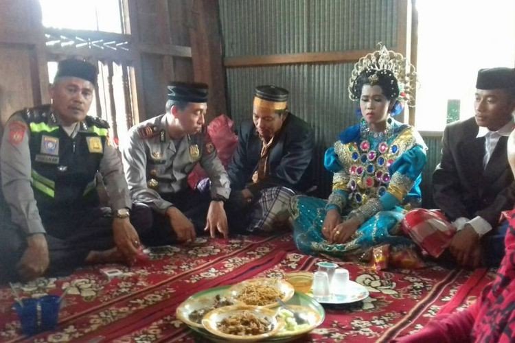 Endonezya’da tarlada yalnız gezerken yakalanan çift zorla evlendirildi