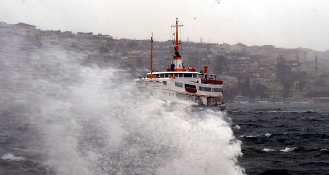 Marmara'da dev dalgalar: Deniz seferleri iptal