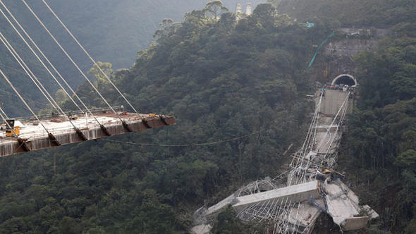 Kolombiya'da dev köprü çöktü: 10 işçi hayatını kaybetti