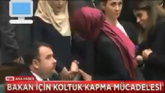 VİDEO | AKP'de bakanlar arasında 'koltuk' kavgası: Aynı yere oturmak için birbirine düştüler