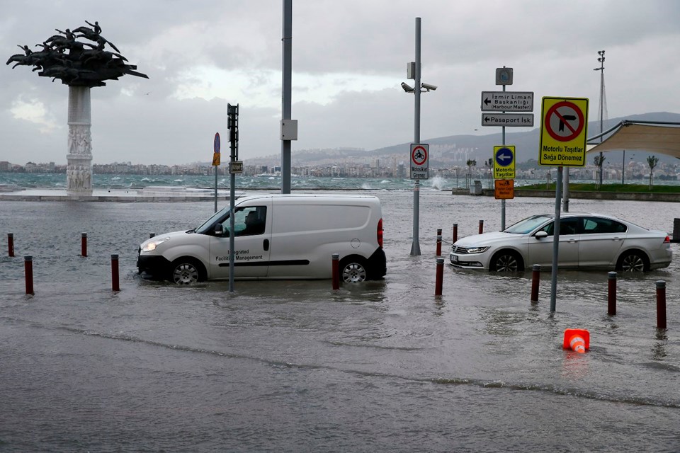 İzmir'de fırtına denizi taşırdı: Caddeler ve işyerleri sular altında