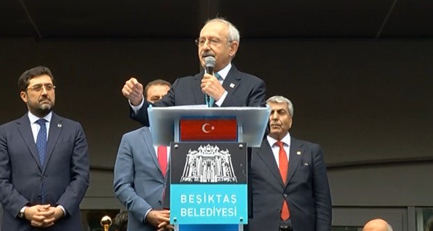 Kılıçdaroğlu Beşiktaş Belediyesi önünde: 'CHP’li belediye başkanlarını alırsak gündemi değiştiririz' diyorlar