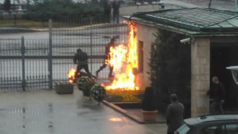 İnşaat işçisi Meclis önünde bedenini ateşe verdi!