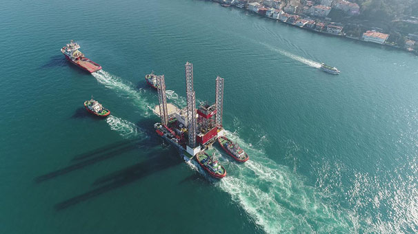 Dev petrol platformu İstanbul Boğazı'ndan geçemedi
