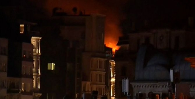 Taksim'de yeni yıla girerken korkutan yangın