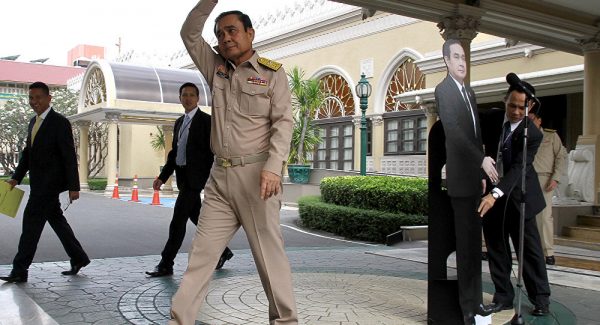 Tayland Başbakanı'ndan ilginç protesto: Sorularınızı bu kartona sorun