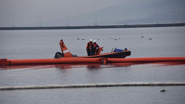 İzmir'de denize fuel oil sızdı, liman kapatıldı