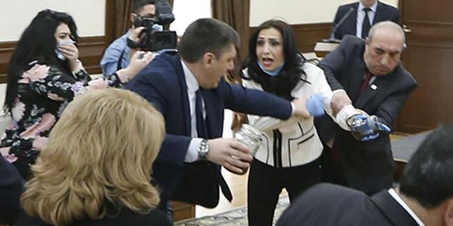 Ermenistan'da muhalif parti, Belediye Başkanı'na 'dışkı' vermeye çalıştı