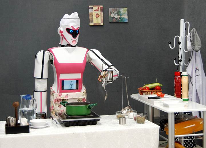 VİDEO | Konyalı bilim insanları 'Erik Dalı' oynayan robot yaptı