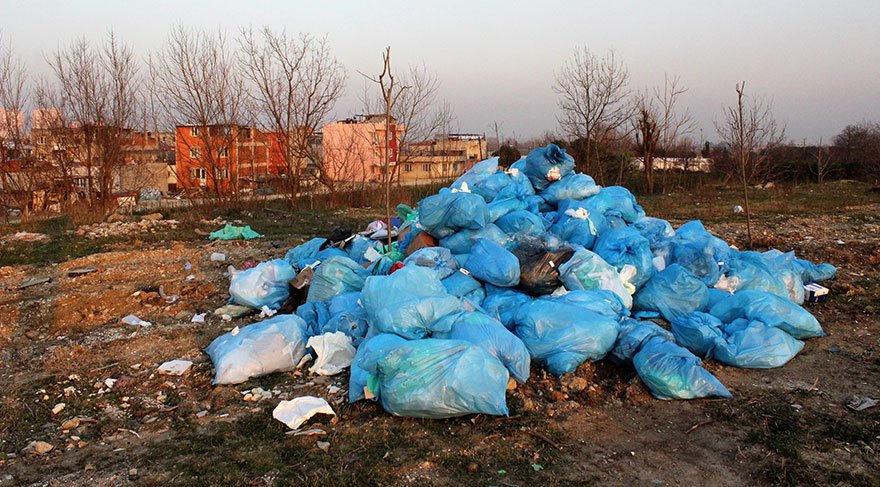 Tıbbi atıklar sokak ortasına döküldü