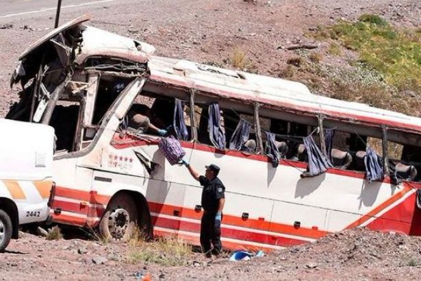 Futbol takımı otobüsü kaza yaptı: Üç futbolcu öldü