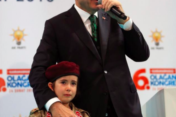 Erdoğan kamuflaj giydirilen çocuğun şehit olmasını istedi!