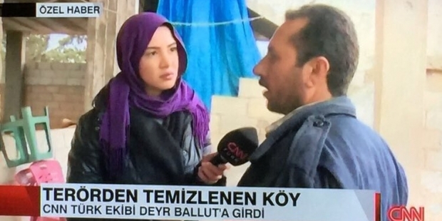 CNN Türk muhabiri ÖSO'nun girdiği yerde başını kapattı!