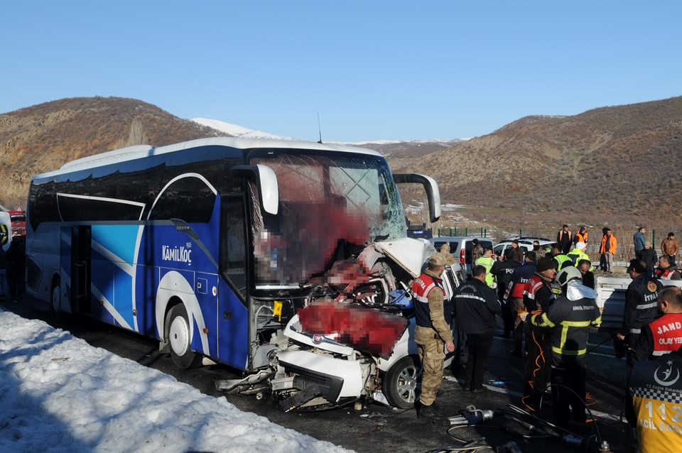 Yolcu otobüsü ticari araçla çarpıştı: Çok sayıda ölü ve yaralı var