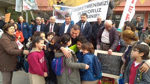 KHK ile ihraç edilen Mehmet Sarı 1 yıl sonra okulunun önünde öğrencileriyle buluştu