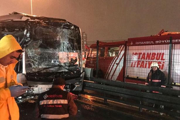 Metrobüs durağında kaza: Olay yerine çok sayıda ambulans sevk edildi