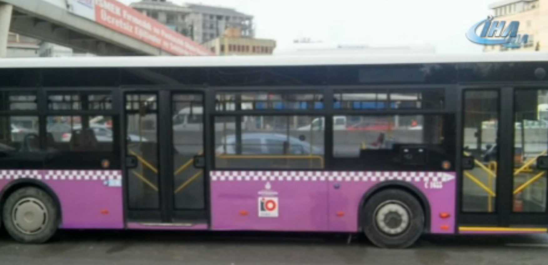 Minibüs şöförü yolcuların gözü önünde kurşun yağdırdı