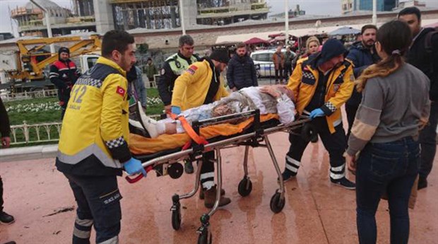 VİDEO | Taksim'de bir kişi kendini yaktı!