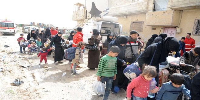 Suriye ordusu, Doğu Guta'da sivilleri tahliye ediyor.