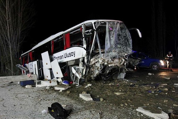 Yolcu otobüsü kaza yaptı: 2 ölü, 33 yaralı