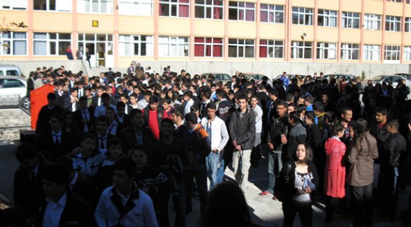 Bu okulda mobbing var: Müdür, bayrak töreninde tehdit yağdırdı