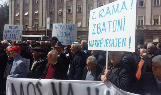 Arnavutluk'un başkenti Tiran'da madenciler gösteri düzenledi