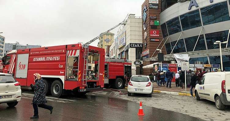 İstanbul'da bir AVM'de yangın çıktı