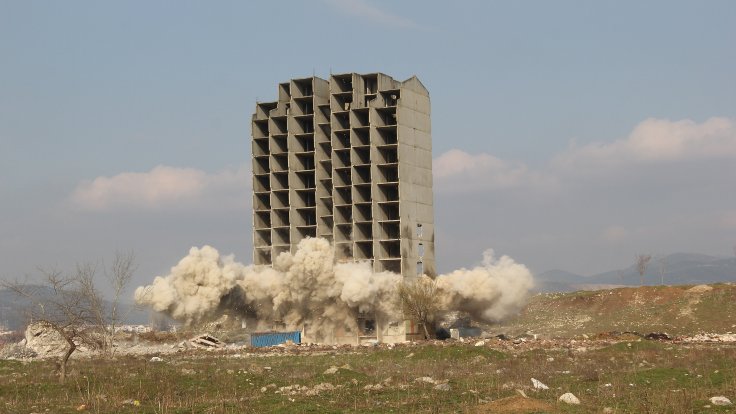 300 kilogram dinamitle patlatılan bina yıkılmadı