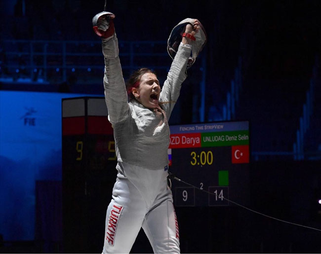 Tarihi başarı: Deniz Selin Ünlüdağ, eskrimde Avrupa şampiyonu oldu