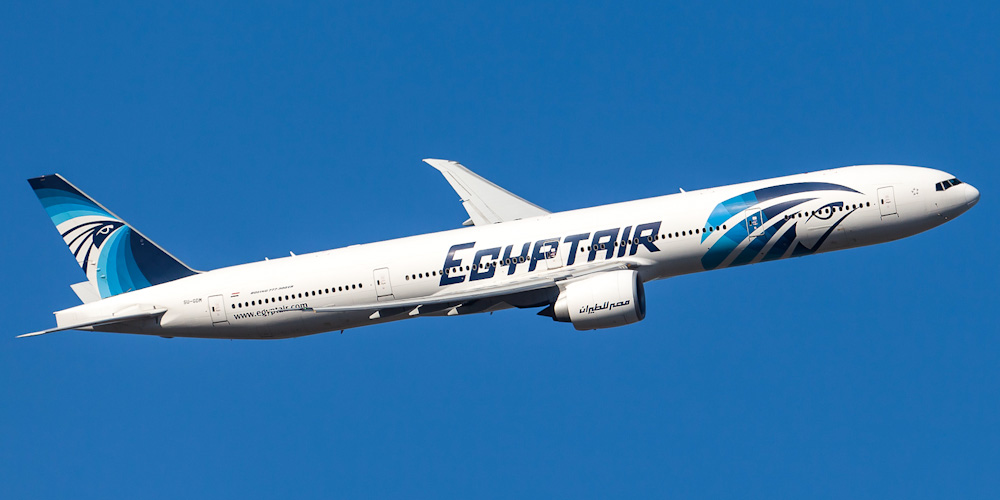 Mısır'a giden yolcu uçağında panik: Kokpite girmeye çalıştılar