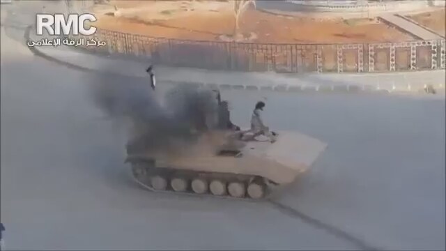 Saldırı hazırlığındaki IŞİD'li, Rakka'da 'drift' yapan tankçı çıktı