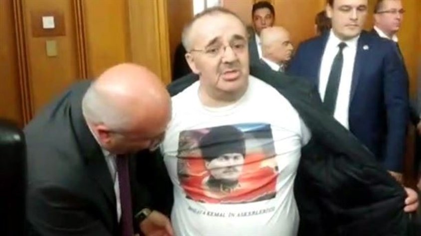 TBMM'de Atatürk tişörtüne el konuldu