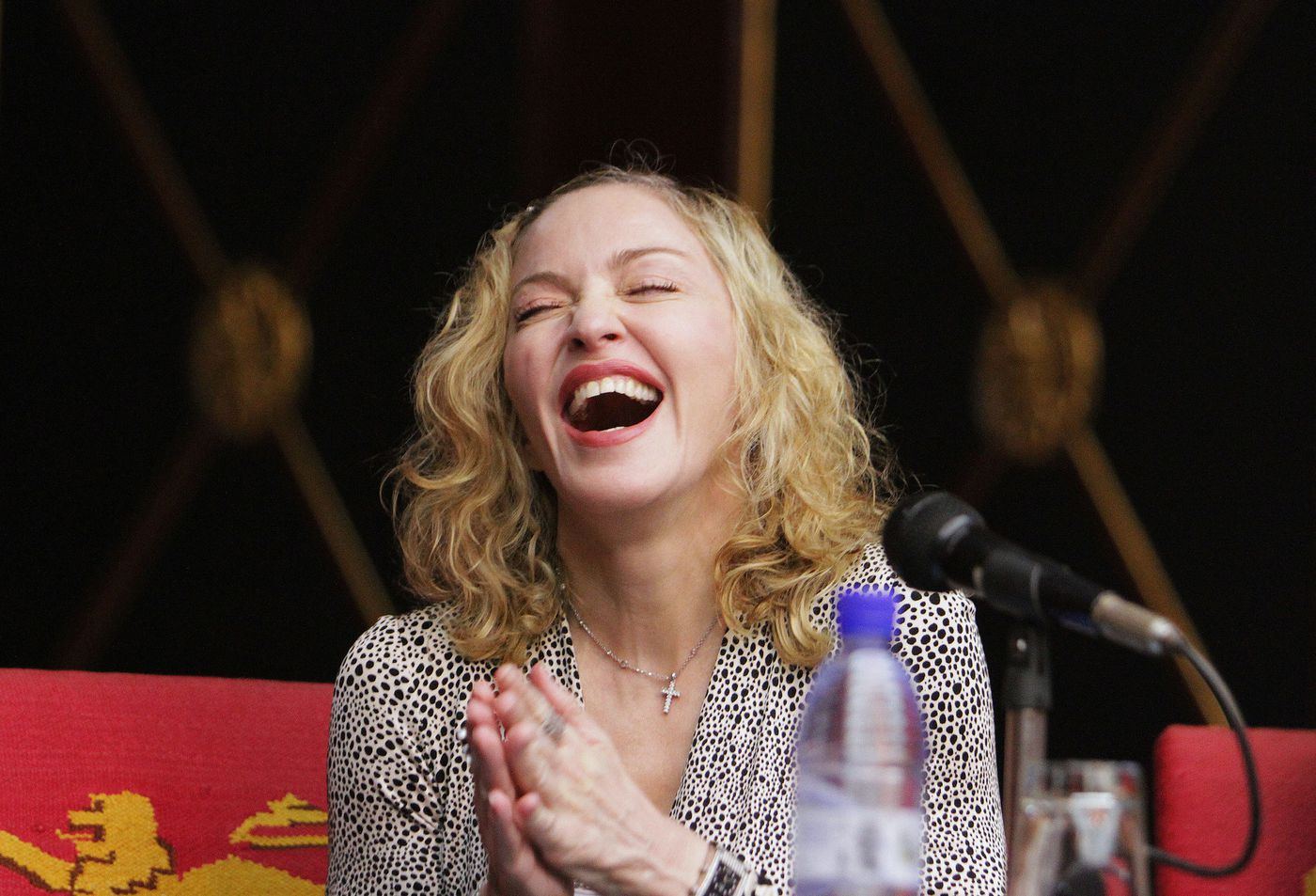 Büyük oyunu gördüler: 'Madonna'nın adı subliminal uyuşturucu mesajı içeriyor