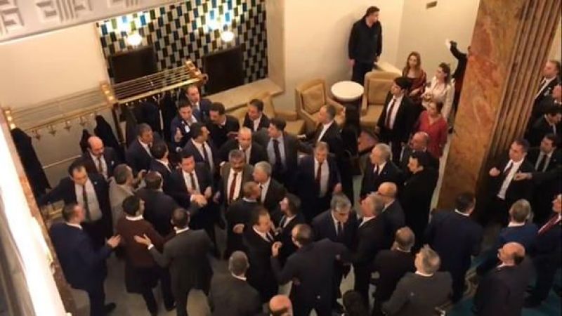Meclis'te kavga: CHP ve MHP vekiller birbirine girdi