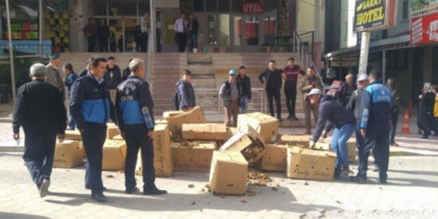 Çiftçi para etmeyen tütünü AKP binasının önüne döktü