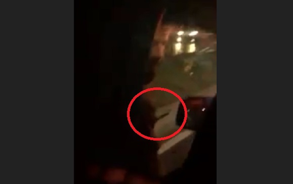 VİDEO | İstanbul'da taksi şoförü, içinde müşteri olan Uber aracına bıçakla saldırdı!