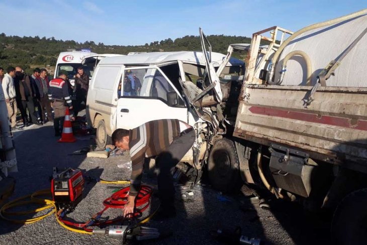 Çanakkale'de işçi servisi ile kamyonet çarpıştı: 1 işçi hayatını kaybetti, 9 işçi yaralı