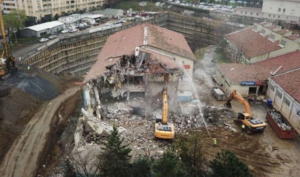 Yağmanın fotoğrafı: Şişli'de AVM ve rezidans için tarihi lise binası yıkılıyor...