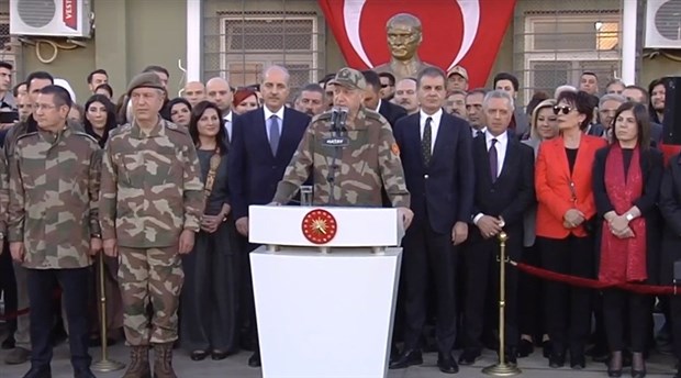 Erdoğan, ünlüleriyle beraber sınırda