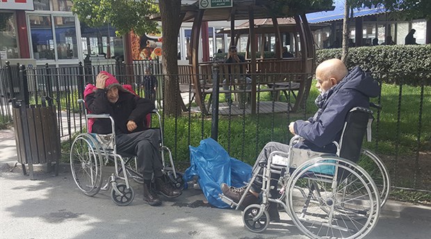İBB'den vicdansızlık örneği: Yaşlı ve kimsesiz vatandaşları hastane bahçesine bıraktı ve gitti