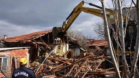 Akhisar ve Kırkağaç'ta deprem nedeniyle yarıyıl tatili uzatıldı