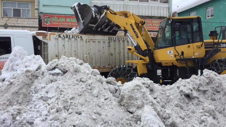 Bingöl Karlıova'da kar kamyonlarla şehir dışına taşınıyor